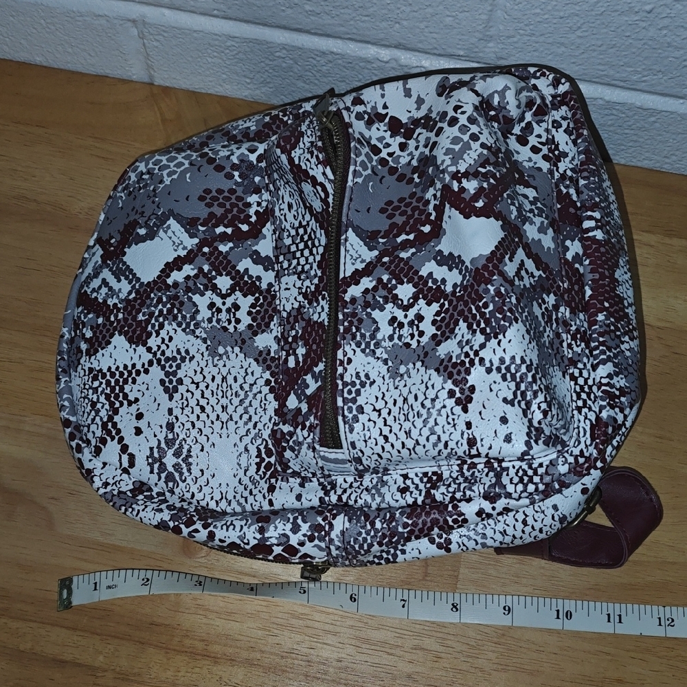 Stylish Snake Print Backpack - Picture 3 of 4